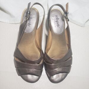 SoftSpots Women's Neima Silver Metallic pewter finish Sandals Sz 7ww NNN